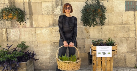 A Bari Vecchia una donna regala le sue piante ai passanti: �Voglio rendere la mia citt� pi� verde�